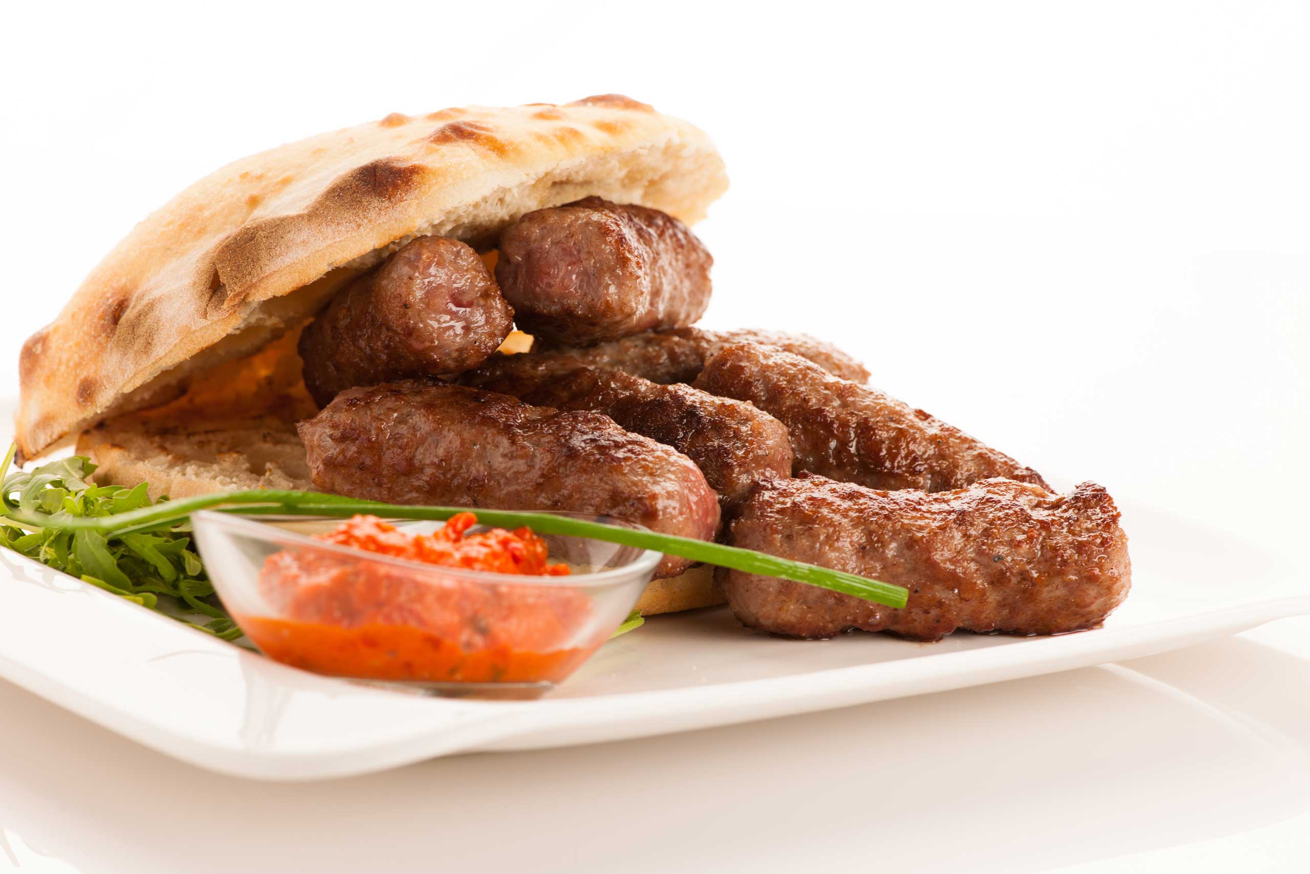 Cevapi, cevapcici, tradičné balkánske jedlo - lahodné mleté mäso
